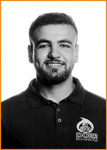 Schwarz-weiß-Portrait von Hussein Alhariri